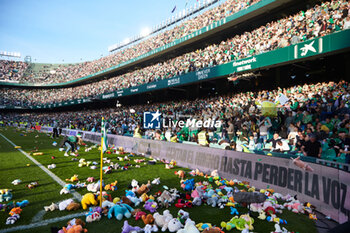 2023-12-09 - Supporters of Real Betis throw stuffed animals on to the pitch for charity at half time during the Spanish championship La Liga football match between Real Betis and Real Madrid on December 9, 2023 at Benito Villamarin stadium in Sevilla, Spain - FOOTBALL - SPANISH CHAMP - REAL BETIS V REAL MADRID - SPANISH LA LIGA - SOCCER