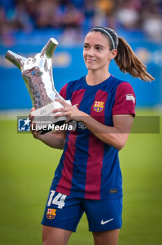 2023-10-08 - Aitana Bonmati (FC Barcelona Fem) shows her UEFA Player of the year prize during a Liga F match between FC Barcelona Fem and Real Sociedad Fem at Estadi Johan Cruyff, in Sant Joan Despi, Barcelona,Spain on October 8, 2023. (Photo / Felipe Mondino) - FC BARCELONA - REAL SOCIEDAD FEM - SPANISH PRIMERA DIVISION WOMEN - SOCCER