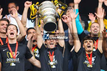 2023-04-30 - 04.06.2023, Bern, Wankdorf, CUP Final: BSC Young Boys - FC Lugano, head coach Raphael Wicky (Young Boys) with Swiss Cup Trophy with Cedric Itten (left) and Donat Rrudhani (right) - CUP FINAL: BSC YOUNG BOYS - FC LUGANO - SWISS CUP - SOCCER