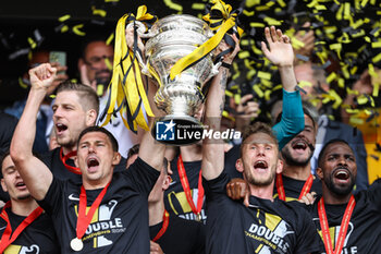 2023-04-30 - 04.06.2023, Bern, Wankdorf, CUP Final: BSC Young Boys - FC Lugano, #28 Fabian Lustenberger (Young Boys) and #16 Christian Fassnacht (Young Boys) with Swiss Cup trophy - CUP FINAL: BSC YOUNG BOYS - FC LUGANO - SWISS CUP - SOCCER