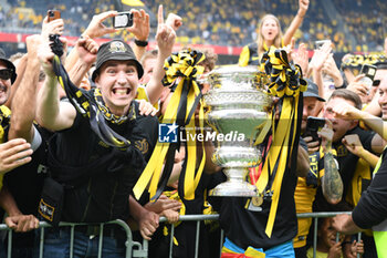 2023-06-04 - 04.06.2023, Bern, Wankdorf, CUP Final: BSC Young Boys - FC Lugano, die YB Fans mit dem Pokal. - CUP FINAL: BSC YOUNG BOYS - FC LUGANO - SWISS CUP - SOCCER