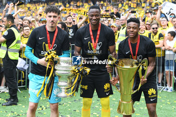2023-06-04 - 04.06.2023, Bern, Wankdorf, CUP Final: BSC Young Boys - FC Lugano, #61 Torhuter Leandro Zbinden (Young Boys), #13 Mohamed Ali Camara (Young Boys) und #14 Miguel Chaiwa (Young Boys) mit den Pokalen. - CUP FINAL: BSC YOUNG BOYS - FC LUGANO - SWISS CUP - SOCCER