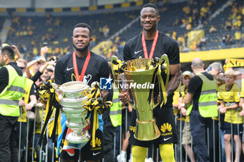 2023-06-04 - 04.06.2023, Bern, Wankdorf, CUP Final: BSC Young Boys - FC Lugano, #15 Meschack Elia (Young Boys) und #13 Mohamed Ali Camara (Young Boys) mit den Pokalen. - CUP FINAL: BSC YOUNG BOYS - FC LUGANO - SWISS CUP - SOCCER