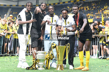 2023-06-04 - 04.06.2023, Bern, Wankdorf, CUP Final: BSC Young Boys - FC Lugano, #20 Cheikh Niasse (Young Boys) mit seinen Freunden und den Pokalen. - CUP FINAL: BSC YOUNG BOYS - FC LUGANO - SWISS CUP - SOCCER