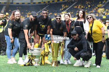 2023-06-04 - 04.06.2023, Bern, Wankdorf, CUP Final: BSC Young Boys - FC Lugano, #18 Jean-Pierre Nsame (Young Boys) mit seinen Freunden und den Pokalen. - CUP FINAL: BSC YOUNG BOYS - FC LUGANO - SWISS CUP - SOCCER