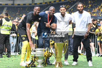 2023-06-04 - 04.06.2023, Bern, Wankdorf, CUP Final: BSC Young Boys - FC Lugano, #13 Mohamed Ali Camara (Young Boys) mit seinen Freunden und Pokalen. - CUP FINAL: BSC YOUNG BOYS - FC LUGANO - SWISS CUP - SOCCER