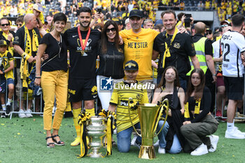 2023-06-04 - 04.06.2023, Bern, Wankdorf, CUP Final: BSC Young Boys - FC Lugano, #23 Loris Benito (Young Boys) mit seiner Familie und den Pokalen. - CUP FINAL: BSC YOUNG BOYS - FC LUGANO - SWISS CUP - SOCCER