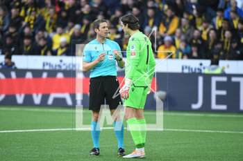 2023-03-19 - March 19, 2023, Bern, Wankdorf, Super League: BSC Young Boys - FC Lugano, referee Lukas Fahndrich in conversation with #1 goalkeeper Marwin Hitz (Basel). - SUPER LEAGUE: BSC YOUNG BOYS - FC LUGANO - SWISS SUPER LEAGUE - SOCCER