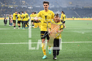 2023-04-30 - April 30, 2023, Bern, Wankdorf Stadium, Super League: BSC Young Boys - FC Luzern, #22 Donat Rrudhani (Young Boys) celebrates his 16th championship title with his son. - SUPER LEAGUE: BSC YOUNG BOYS - FC LUZERN - SWISS SUPER LEAGUE - SOCCER