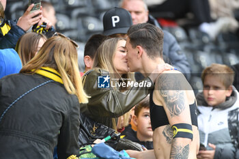 2023-05-14 - May 14, 2023, Bern, Wankdorf Stadium, Super League: BSC Young Boys - FC Zurich, #5 Cedric Zesiger (Young Boys) is kissed by his girlfriend. - SUPER LEAGUE: BSC YOUNG BOYS - FC ZURICH - SWISS SUPER LEAGUE - SOCCER
