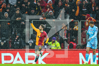 2023-02-05 - Dries Mertens of Galatasaray celebrates his goal 1-1 during the Turkish championship Super Lig football match between Galatasaray and Trabzonspor on February 5, 2023 at Nef Stadyumu in Istanbul, Turkey - FOOTBALL - TURKISH CHAMP - GALATASARAY V TRABZONSPOR - TURKISH SUPER LEAGUE - SOCCER