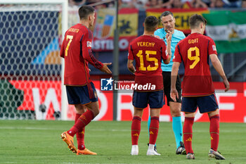 2023-06-15 - Players of Spainin protests with the referee Slavko Vincic (Slovenia) - SEMIFINAL - SPAIN VS ITALY - UEFA NATIONS LEAGUE - SOCCER