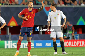 2023-06-15 - Joselu (Spain) and Nicolo Zaniolo (Italy) - SEMIFINAL - SPAIN VS ITALY - UEFA NATIONS LEAGUE - SOCCER