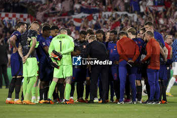 2023-06-14 - Coach of Netherlands Louis Van Gaal talks to his players following the UEFA Nations League, Semi-finals football match between Netherlands and Croatia on June 14, 2023 at Stadion Feijenoord 'De Kuip' in Rotterdam, Netherlands - FOOTBALL - UEFA NATIONS LEAGUE 2023 - 1/2 - NETHERLANDS V CROATIA - UEFA NATIONS LEAGUE - SOCCER