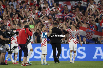 2023-06-14 - Luka Modric, Domagoj Vida of Croatia and teammates celebrate the victory with their fans following the UEFA Nations League, Semi-finals football match between Netherlands and Croatia on June 14, 2023 at Stadion Feijenoord 'De Kuip' in Rotterdam, Netherlands - FOOTBALL - UEFA NATIONS LEAGUE 2023 - 1/2 - NETHERLANDS V CROATIA - UEFA NATIONS LEAGUE - SOCCER