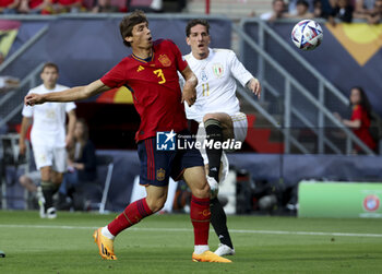 2023-06-15 - Robin Le Normand of Spain, Nicolo Zaniolo of Italy during the UEFA Nations League Semi-final football match between Spain and Italy on June 15, 2023 at De Grolsch Veste, FC Twente stadium in Enschede, Netherlands - FOOTBALL - UEFA NATIONS LEAGUE 2023 - 1/2 - SPAIN V ITALY - UEFA NATIONS LEAGUE - SOCCER
