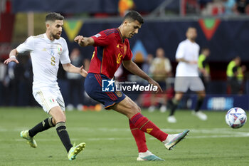 2023-06-15 - Rodri of Spain, left Jorginho of Italy during the UEFA Nations League Semi-final football match between Spain and Italy on June 15, 2023 at De Grolsch Veste, FC Twente stadium in Enschede, Netherlands - FOOTBALL - UEFA NATIONS LEAGUE 2023 - 1/2 - SPAIN V ITALY - UEFA NATIONS LEAGUE - SOCCER