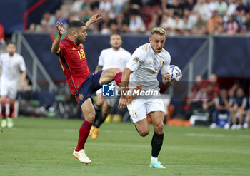 2023-06-15 - Jordi Alba of Spain, Davide Frattesi of Italy during the UEFA Nations League Semi-final football match between Spain and Italy on June 15, 2023 at De Grolsch Veste, FC Twente stadium in Enschede, Netherlands - FOOTBALL - UEFA NATIONS LEAGUE 2023 - 1/2 - SPAIN V ITALY - UEFA NATIONS LEAGUE - SOCCER