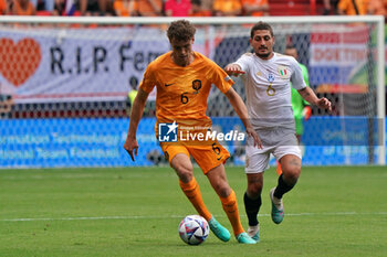 2023-06-18 - Mats Wieffer (Netherlands) and Marco Verratti (Italy) - THIRD-PLACE MATCH - NETHERLANDS VS ITALY - UEFA NATIONS LEAGUE - SOCCER
