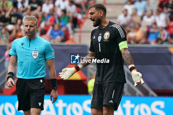 2023-06-18 - Gianluigi Donnarumma (Italy) and the referee Glenn Nyberg (Sweden) - THIRD-PLACE MATCH - NETHERLANDS VS ITALY - UEFA NATIONS LEAGUE - SOCCER