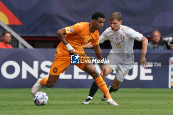2023-06-18 - Cody Gakpo (Netherlands) and Nicolo Barella (Italy) - THIRD-PLACE MATCH - NETHERLANDS VS ITALY - UEFA NATIONS LEAGUE - SOCCER