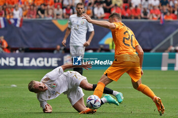 2023-06-18 - Teun Koopmeiners (Netherlands) and Davide Frattesi (Italy) - THIRD-PLACE MATCH - NETHERLANDS VS ITALY - UEFA NATIONS LEAGUE - SOCCER