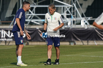 2023-06-17 - Lorenzo Pellegrini (Italy) and Roberto Mancini head coach of Italy - TRAINING SESSION FOR THE ITALIA TEAM - UEFA NATIONS LEAGUE - SOCCER