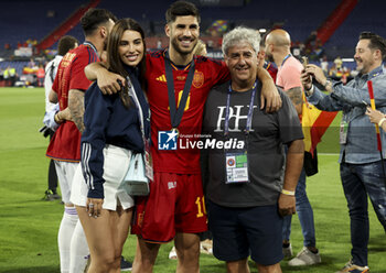2023-06-18 - Marco Asensio of Spain between Sandra Garal and Gilberto Asensio celebrates the victory following the UEFA Nations League 2023 Final football match between Croatia and Spain on June 18, 2023 at Stadion Feijenoord 'De Kuip' in Rotterdam, Netherlands - FOOTBALL - UEFA NATIONS LEAGUE 2023 - FINAL - CROATIA V SPAIN - UEFA NATIONS LEAGUE - SOCCER