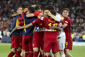2023-06-18 - Players of Spain celebrate the victory following the UEFA Nations League 2023 Final football match between Croatia and Spain on June 18, 2023 at Stadion Feijenoord 'De Kuip' in Rotterdam, Netherlands - FOOTBALL - UEFA NATIONS LEAGUE 2023 - FINAL - CROATIA V SPAIN - UEFA NATIONS LEAGUE - SOCCER