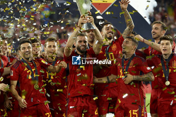 2023-06-18 - Jesus Navas, Nacho, Yeremy Pino of Spain and teammates celebrate the victory with the trophy following the UEFA Nations League 2023 Final football match between Croatia and Spain on June 18, 2023 at Stadion Feijenoord 'De Kuip' in Rotterdam, Netherlands - FOOTBALL - UEFA NATIONS LEAGUE 2023 - FINAL - CROATIA V SPAIN - UEFA NATIONS LEAGUE - SOCCER