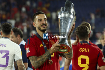 2023-06-18 - Joselu of Spain celebrates the victory with the trophy following the UEFA Nations League 2023 Final football match between Croatia and Spain on June 18, 2023 at Stadion Feijenoord 'De Kuip' in Rotterdam, Netherlands - FOOTBALL - UEFA NATIONS LEAGUE 2023 - FINAL - CROATIA V SPAIN - UEFA NATIONS LEAGUE - SOCCER