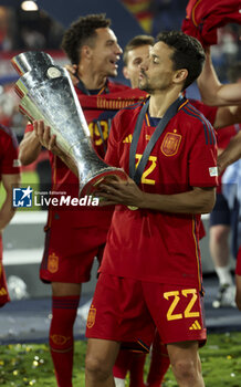 2023-06-18 - Jesus Navas of Spain celebrates the victory with the trophy following the UEFA Nations League 2023 Final football match between Croatia and Spain on June 18, 2023 at Stadion Feijenoord 'De Kuip' in Rotterdam, Netherlands - FOOTBALL - UEFA NATIONS LEAGUE 2023 - FINAL - CROATIA V SPAIN - UEFA NATIONS LEAGUE - SOCCER