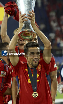 2023-06-18 - Jesus Navas of Spain celebrates the victory with the trophy following the UEFA Nations League 2023 Final football match between Croatia and Spain on June 18, 2023 at Stadion Feijenoord 'De Kuip' in Rotterdam, Netherlands - FOOTBALL - UEFA NATIONS LEAGUE 2023 - FINAL - CROATIA V SPAIN - UEFA NATIONS LEAGUE - SOCCER