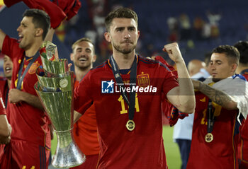 2023-06-18 - Aymeric Laporte of Spain celebrates the victory with the trophy following the UEFA Nations League 2023 Final football match between Croatia and Spain on June 18, 2023 at Stadion Feijenoord 'De Kuip' in Rotterdam, Netherlands - FOOTBALL - UEFA NATIONS LEAGUE 2023 - FINAL - CROATIA V SPAIN - UEFA NATIONS LEAGUE - SOCCER
