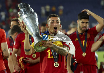 2023-06-18 - Yeremy Pino of Spain celebrates the victory with the trophy following the UEFA Nations League 2023 Final football match between Croatia and Spain on June 18, 2023 at Stadion Feijenoord 'De Kuip' in Rotterdam, Netherlands - FOOTBALL - UEFA NATIONS LEAGUE 2023 - FINAL - CROATIA V SPAIN - UEFA NATIONS LEAGUE - SOCCER
