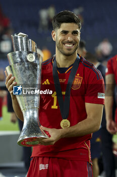 2023-06-18 - Marco Asensio of Spain celebrates the victory with the trophy following the UEFA Nations League 2023 Final football match between Croatia and Spain on June 18, 2023 at Stadion Feijenoord 'De Kuip' in Rotterdam, Netherlands - FOOTBALL - UEFA NATIONS LEAGUE 2023 - FINAL - CROATIA V SPAIN - UEFA NATIONS LEAGUE - SOCCER