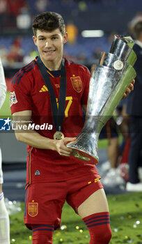 2023-06-18 - Fran Garcia of Spain celebrates the victory with the trophy following the UEFA Nations League 2023 Final football match between Croatia and Spain on June 18, 2023 at Stadion Feijenoord 'De Kuip' in Rotterdam, Netherlands - FOOTBALL - UEFA NATIONS LEAGUE 2023 - FINAL - CROATIA V SPAIN - UEFA NATIONS LEAGUE - SOCCER
