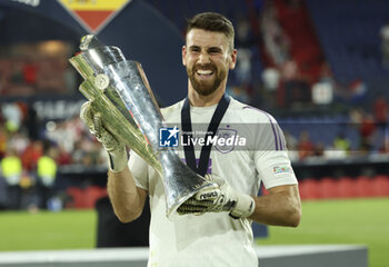 2023-06-18 - Spain goalkeeper Unai Simon celebrates the victory with the trophy following the UEFA Nations League 2023 Final football match between Croatia and Spain on June 18, 2023 at Stadion Feijenoord 'De Kuip' in Rotterdam, Netherlands - FOOTBALL - UEFA NATIONS LEAGUE 2023 - FINAL - CROATIA V SPAIN - UEFA NATIONS LEAGUE - SOCCER