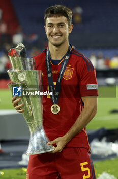 2023-06-18 - Martin Zubimendi of Spain celebrates the victory with the trophy following the UEFA Nations League 2023 Final football match between Croatia and Spain on June 18, 2023 at Stadion Feijenoord 'De Kuip' in Rotterdam, Netherlands - FOOTBALL - UEFA NATIONS LEAGUE 2023 - FINAL - CROATIA V SPAIN - UEFA NATIONS LEAGUE - SOCCER