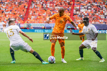 2023-06-18 - Donyell Malen of The Netherlands battles for the ball with Rafael Toloi and Wilfried Gnonto of Italy during the UEFA Nations League 2023, Third-place match between Netherlands and Italy on June 18, 2023 at De Grolsch Veste, FC Twente stadium in Enschede, Netherlands - FOOTBALL - UEFA NATIONS LEAGUE 2023 - 3RD PLACE - NETHERLANDS V ITALY - UEFA NATIONS LEAGUE - SOCCER
