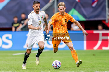 2023-06-18 - Lorenzo Pellegrini of Italy battles for the ball with Frenkie de Jong of The Netherlands during the UEFA Nations League 2023, Third-place match between Netherlands and Italy on June 18, 2023 at De Grolsch Veste, FC Twente stadium in Enschede, Netherlands - FOOTBALL - UEFA NATIONS LEAGUE 2023 - 3RD PLACE - NETHERLANDS V ITALY - UEFA NATIONS LEAGUE - SOCCER