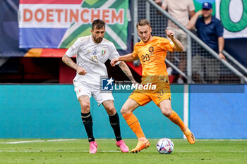 2023-06-18 - Francesco Acerbi of Italy battles for the ball with Teun Koopmeiners of The Netherlands during the UEFA Nations League 2023, Third-place match between Netherlands and Italy on June 18, 2023 at De Grolsch Veste, FC Twente stadium in Enschede, Netherlands - FOOTBALL - UEFA NATIONS LEAGUE 2023 - 3RD PLACE - NETHERLANDS V ITALY - UEFA NATIONS LEAGUE - SOCCER