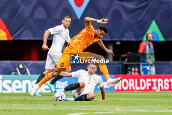 2023-06-18 - Cody Gakpo of The Netherlands battles for the ball with Giovanni Di Lorenzo of Italy during the UEFA Nations League 2023, Third-place match between Netherlands and Italy on June 18, 2023 at De Grolsch Veste, FC Twente stadium in Enschede, Netherlands - FOOTBALL - UEFA NATIONS LEAGUE 2023 - 3RD PLACE - NETHERLANDS V ITALY - UEFA NATIONS LEAGUE - SOCCER