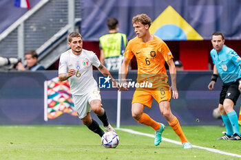 2023-06-18 - Mats Wieffer of The Netherlands, Marco Verratti of Italy during the UEFA Nations League 2023, Third-place match between Netherlands and Italy on June 18, 2023 at De Grolsch Veste, FC Twente stadium in Enschede, Netherlands - FOOTBALL - UEFA NATIONS LEAGUE 2023 - 3RD PLACE - NETHERLANDS V ITALY - UEFA NATIONS LEAGUE - SOCCER