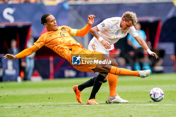 2023-06-18 - Virgil van Dijk of The Netherlands battles for the ball with Mateo Retegui of Italy during the UEFA Nations League 2023, Third-place match between Netherlands and Italy on June 18, 2023 at De Grolsch Veste, FC Twente stadium in Enschede, Netherlands - FOOTBALL - UEFA NATIONS LEAGUE 2023 - 3RD PLACE - NETHERLANDS V ITALY - UEFA NATIONS LEAGUE - SOCCER