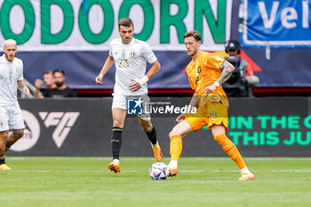 2023-06-18 - Wout Weghorst of The Netherlands, Alessandro Buongiorno of Italy during the UEFA Nations League 2023, Third-place match between Netherlands and Italy on June 18, 2023 at De Grolsch Veste, FC Twente stadium in Enschede, Netherlands - FOOTBALL - UEFA NATIONS LEAGUE 2023 - 3RD PLACE - NETHERLANDS V ITALY - UEFA NATIONS LEAGUE - SOCCER