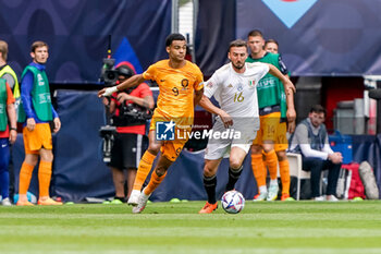 2023-06-18 - Cody Gakpo of The Netherlands, Bryan Cristante of Italy during the UEFA Nations League 2023, Third-place match between Netherlands and Italy on June 18, 2023 at De Grolsch Veste, FC Twente stadium in Enschede, Netherlands - FOOTBALL - UEFA NATIONS LEAGUE 2023 - 3RD PLACE - NETHERLANDS V ITALY - UEFA NATIONS LEAGUE - SOCCER