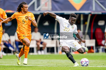 2023-06-18 - Wilfried Gnonto of Italy, Nathan Ake of The Netherlands during the UEFA Nations League 2023, Third-place match between Netherlands and Italy on June 18, 2023 at De Grolsch Veste, FC Twente stadium in Enschede, Netherlands - FOOTBALL - UEFA NATIONS LEAGUE 2023 - 3RD PLACE - NETHERLANDS V ITALY - UEFA NATIONS LEAGUE - SOCCER