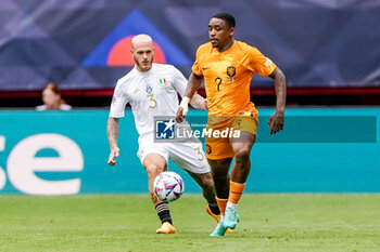 2023-06-18 - Steven Bergwijn of The Netherlands, Federico Dimarco of Italy during the UEFA Nations League 2023, Third-place match between Netherlands and Italy on June 18, 2023 at De Grolsch Veste, FC Twente stadium in Enschede, Netherlands - FOOTBALL - UEFA NATIONS LEAGUE 2023 - 3RD PLACE - NETHERLANDS V ITALY - UEFA NATIONS LEAGUE - SOCCER