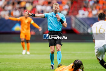 2023-06-18 - Referee Glenn Nyberg during the UEFA Nations League 2023, Third-place match between Netherlands and Italy on June 18, 2023 at De Grolsch Veste, FC Twente stadium in Enschede, Netherlands - FOOTBALL - UEFA NATIONS LEAGUE 2023 - 3RD PLACE - NETHERLANDS V ITALY - UEFA NATIONS LEAGUE - SOCCER